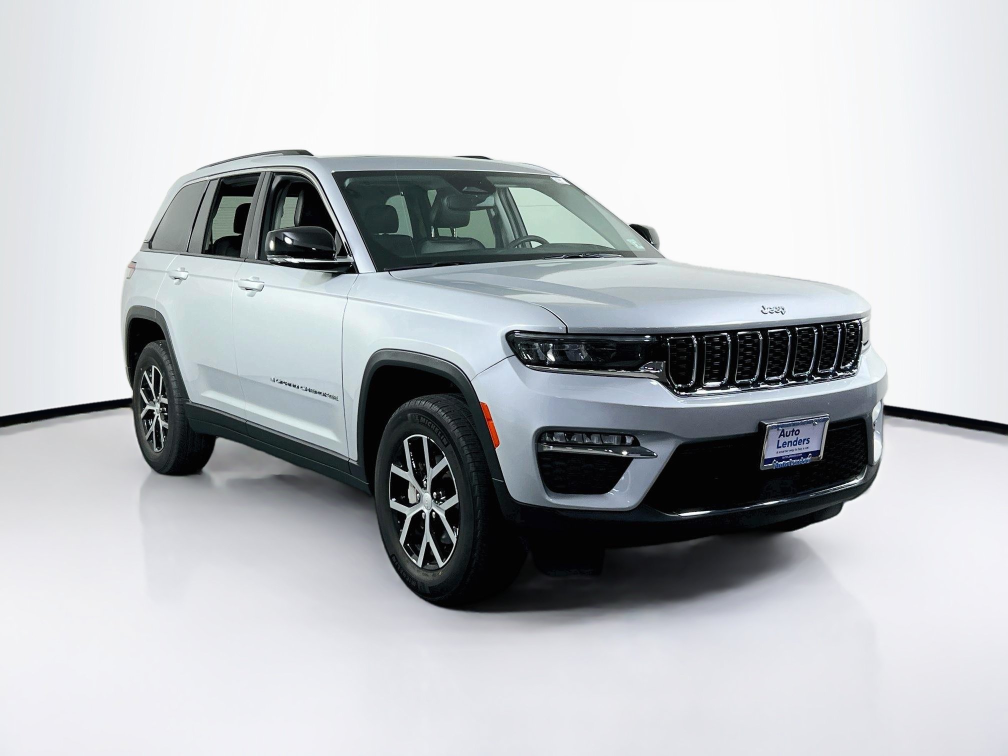 Used 2023 Jeep Grand Cherokee Limited AWD/4WD image 3