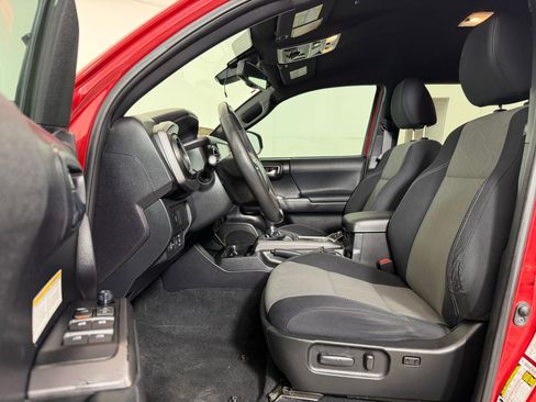 Used 2020 Toyota Tacoma TRD Off-Road AWD/4WD image 4