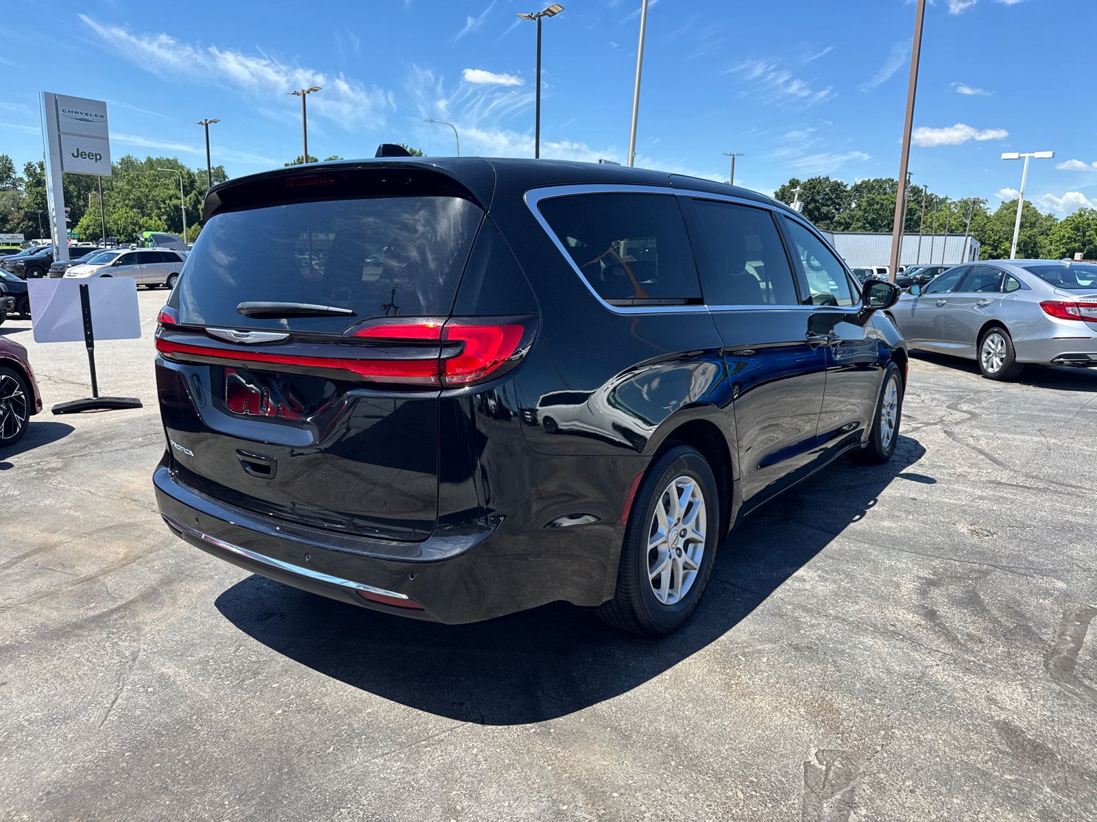 Used 2025 Chrysler Pacifica Select FWD image 5