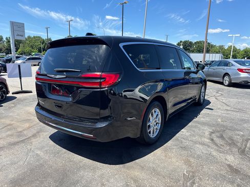 Used 2025 Chrysler Pacifica Select FWD image 5