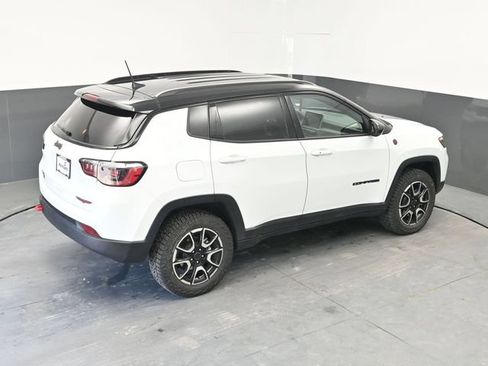 Used 2025 Jeep Compass Trailhawk AWD/4WD image 25