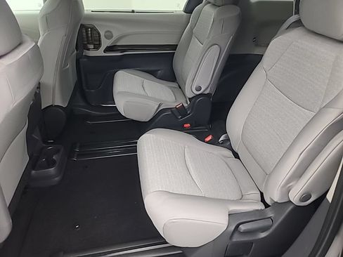 Used 2024 Toyota Sienna LE AWD/4WD image 21