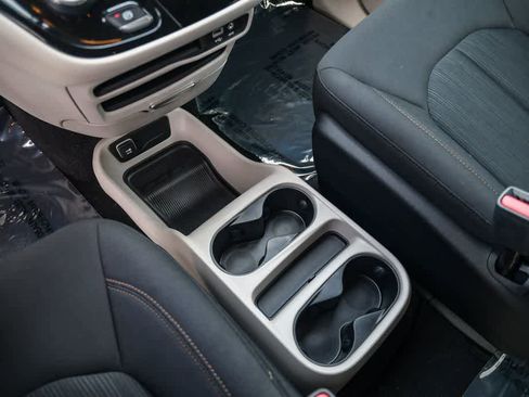 Used 2019 Chrysler Pacifica L FWD image 19