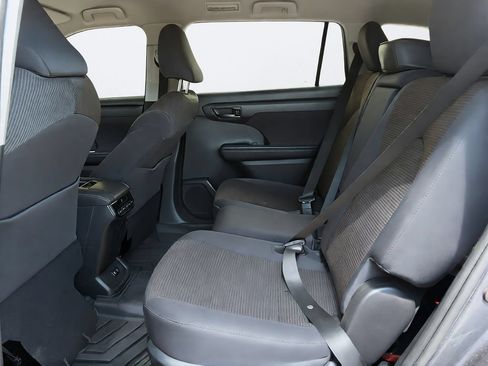 Used 2020 Toyota Highlander LE FWD image 30