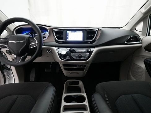 Used 2024 Chrysler Voyager LX image 5