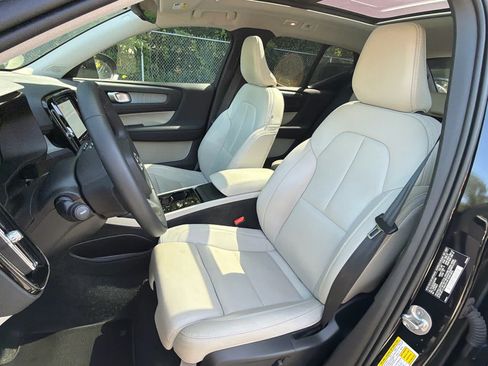 Used 2025 Volvo XC40 B5 Plus AWD/4WD image 23
