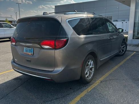 Used 2017 Chrysler Pacifica Touring-L Plus w/ Tire & Wheel Group FWD image 2