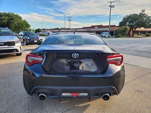 Used 2017 Toyota 86 RWD image 2