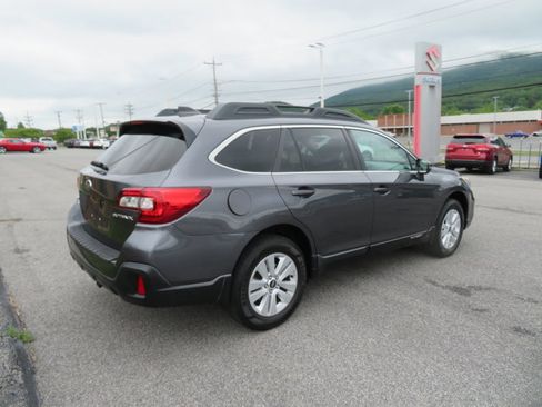 Used 2018 Subaru Outback 2.5i Premium image 3