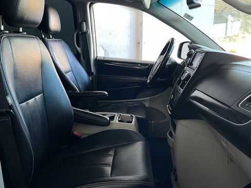 Used 2015 Chrysler Town & Country Touring image 11