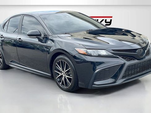 Used 2022 Toyota Camry SE w/ Cold Weather Package image 1