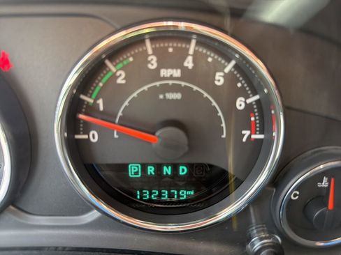 Used 2015 Jeep Wrangler Unlimited Sahara w/ Connectivity Group AWD/4WD image 40