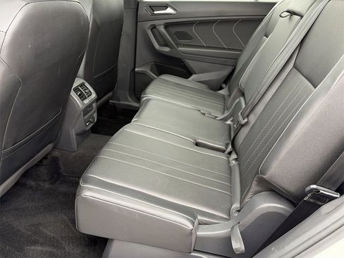 Used 2022 Volkswagen Tiguan SE R-Line image 18