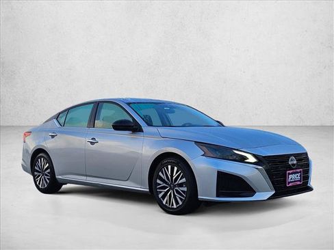 Used 2024 Nissan Altima 2.5 SV image 3