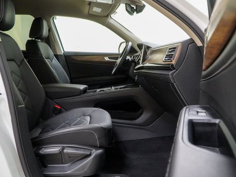 Used 2025 Volkswagen Atlas SE image 41