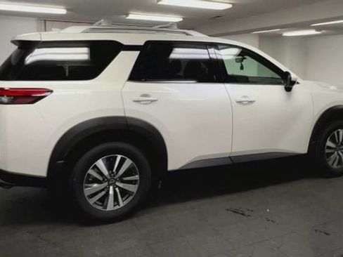 Used 2024 Nissan Pathfinder SL AWD/4WD image 9