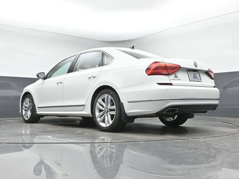 Used 2016 Volkswagen Passat 3.6 SEL Premium FWD image 16