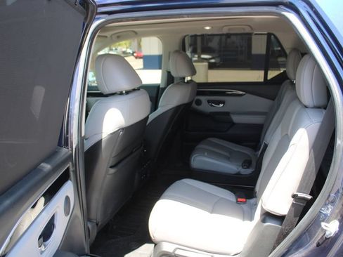 Used 2024 Honda Pilot Touring image 13
