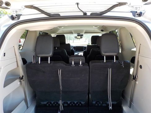 Used 2023 Chrysler Pacifica Touring-L image 10