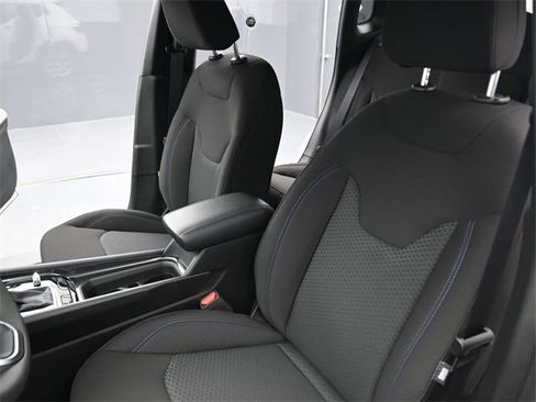 Used 2025 Jeep Compass Sport image 23