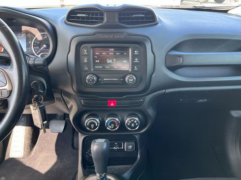 Used 2015 Jeep Renegade Latitude FWD image 29