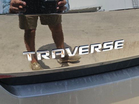 Used 2023 Chevrolet Traverse LT image 8