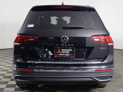 Used 2022 Volkswagen Tiguan SE w/ Panoramic Sunroof Package image 11