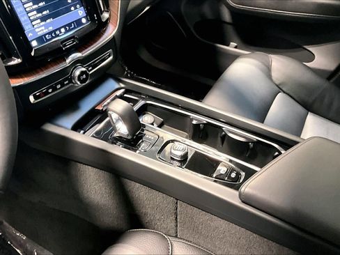 Certified 2024 Volvo XC60 B5 Plus image 16