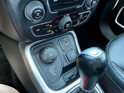 Used 2019 Jeep Compass Latitude w/ Cold Weather Group AWD/4WD image 16