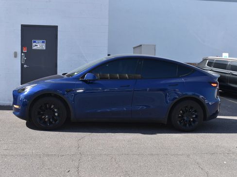 Used 2023 Tesla Model Y Long Range AWD/4WD image 2