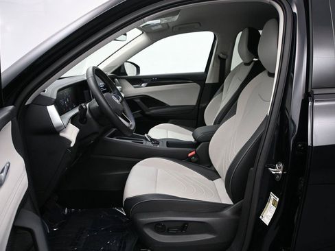 Used 2025 Volkswagen Tiguan SE AWD/4WD image 9