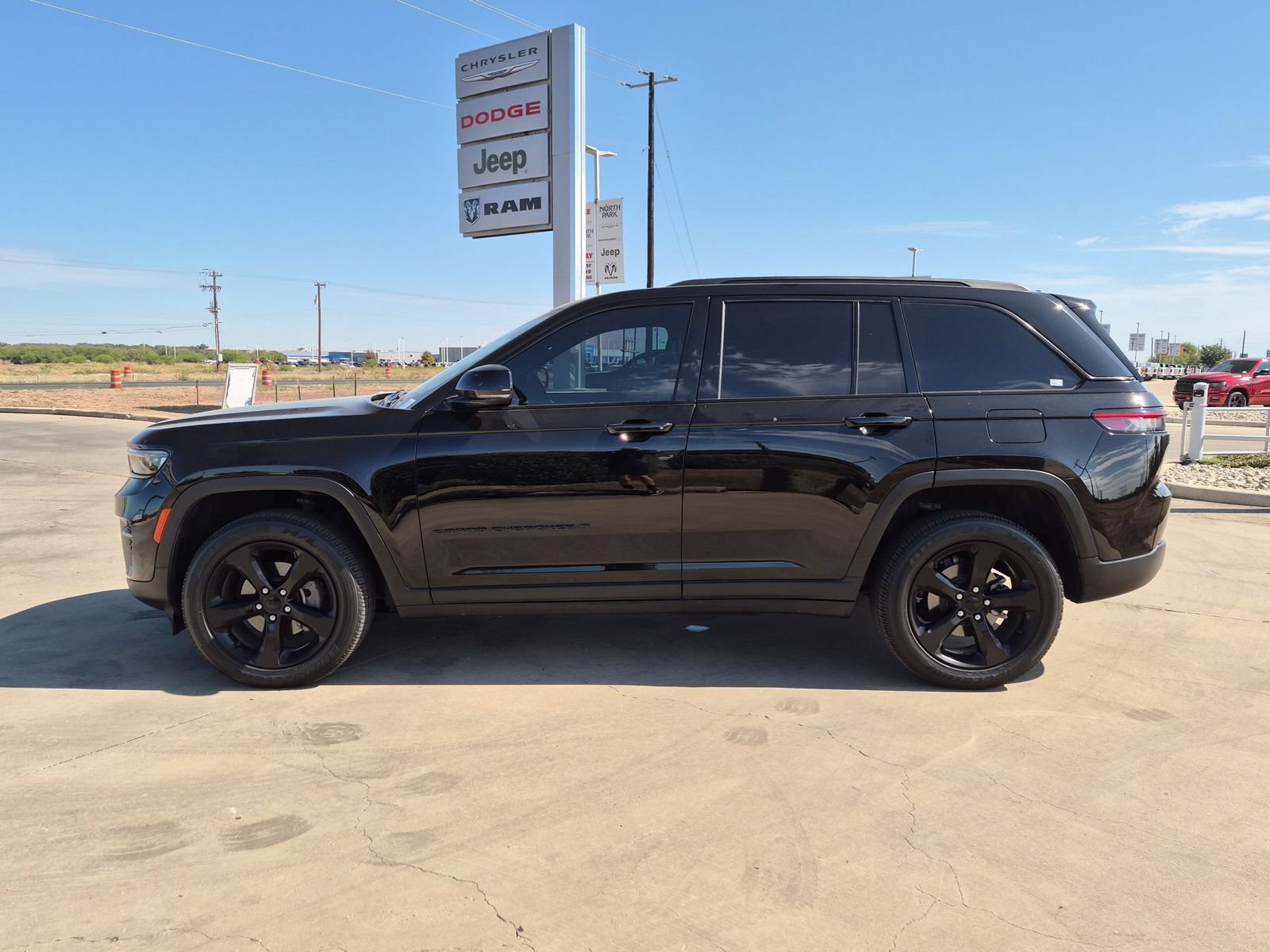 Used 2023 Jeep Grand Cherokee Altitude AWD/4WD image 6