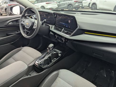 Used 2025 Chevrolet Trax LT FWD image 13