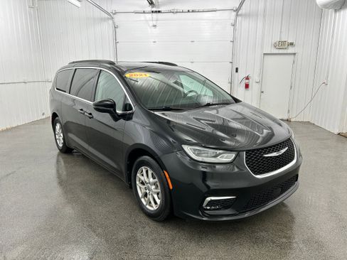 Used 2022 Chrysler Pacifica Touring-L FWD image 2