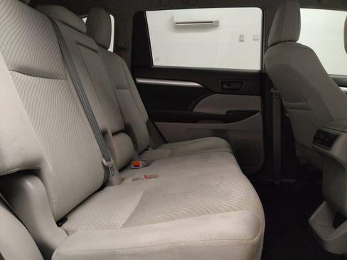 Used 2019 Toyota Highlander LE FWD image 19