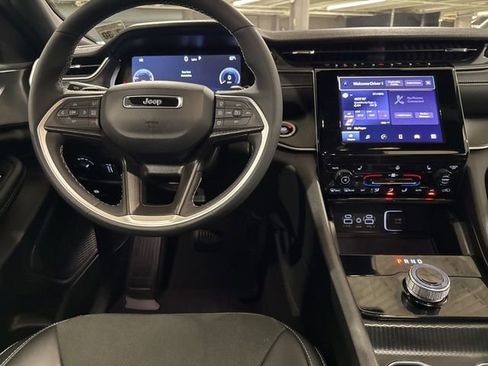 Used 2025 Jeep Grand Cherokee Altitude image 24