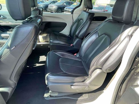 Used 2022 Chrysler Pacifica Touring-L w/ Uconnect Theater Family Group FWD image 15