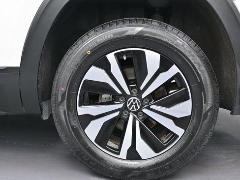 Used 2024 Volkswagen Atlas SE image 14