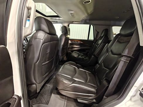 Used 2019 Cadillac Escalade Luxury AWD/4WD image 31