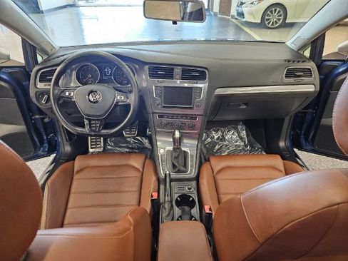Used 2017 Volkswagen Golf Alltrack S image 9