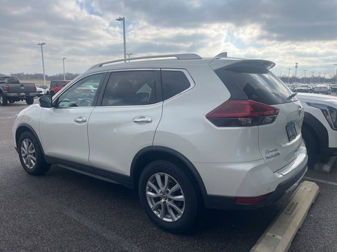 Used 2019 Nissan Rogue SV image 2