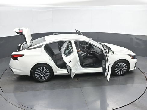 Used 2025 Nissan Altima 2.5 SV FWD image 49