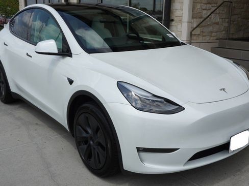 Used 2025 Tesla Model Y Long Range image 4