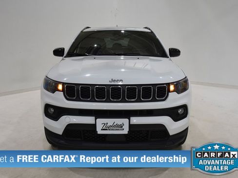 Used 2025 Jeep Compass Latitude w/ Sun & Sound Group AWD/4WD image 2