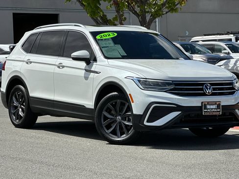 Used 2023 Volkswagen Tiguan SE w/ Panoramic Sunroof Package FWD image 2
