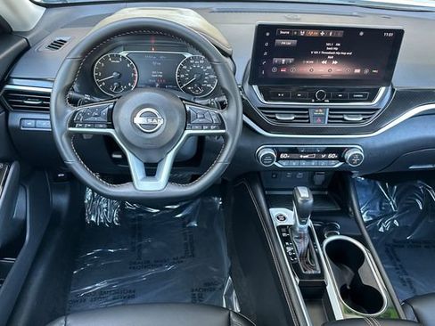 Used 2025 Nissan Altima 2.5 SR w/ SR Premium Package FWD image 11
