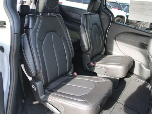 New 2026 Chrysler Pacifica Select image 13