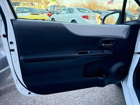 Used 2013 Toyota Yaris LE image 9