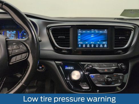Used 2020 Chrysler Pacifica Touring w/ S Appearance Package FWD image 19