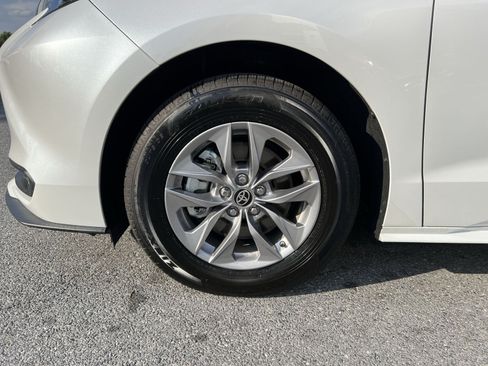 Used 2025 Toyota Sienna XLE AWD/4WD image 12